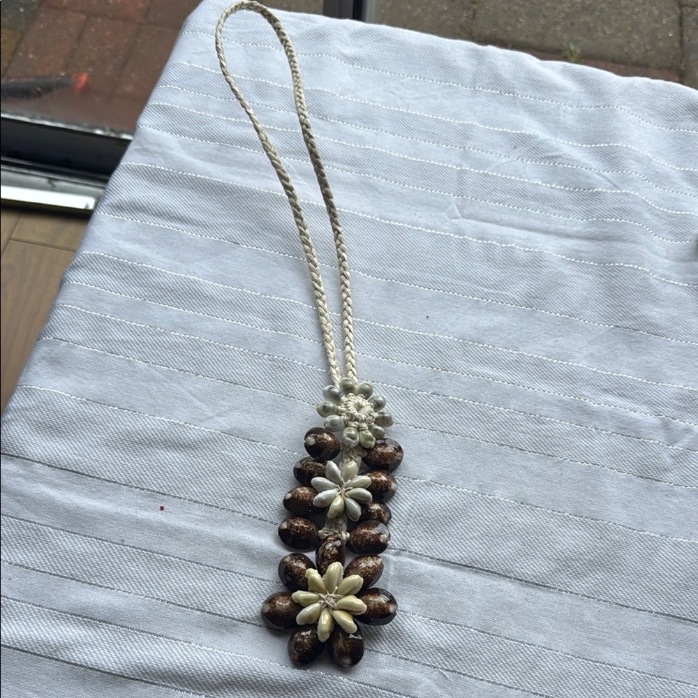 Elegant Floral Necklace with Cream and Brown Accents